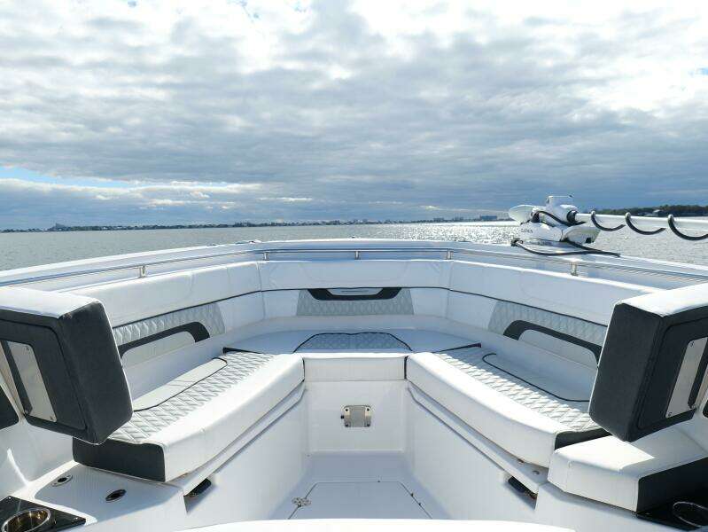 Blackfin 332 CC - Bow Seating