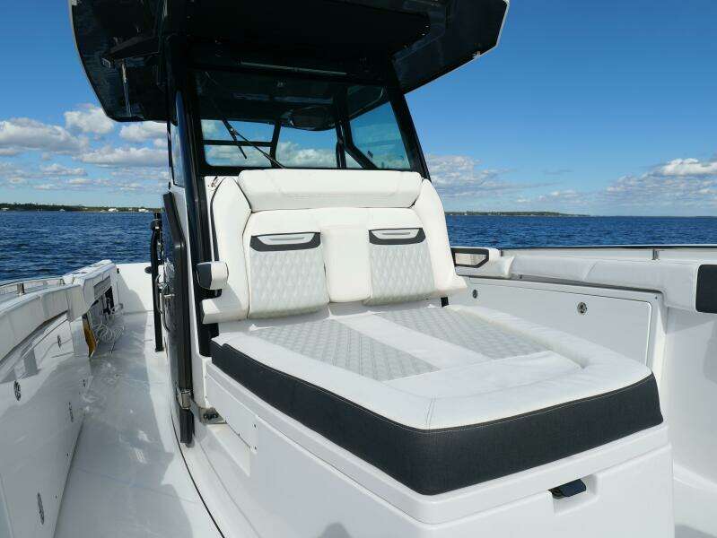 Blackfin 332 CC - Forward Seating