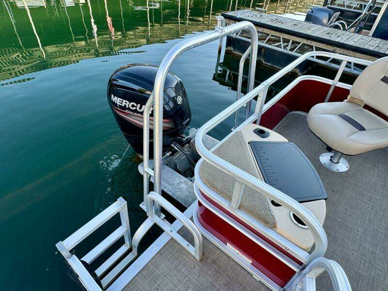 2019 Sun Tracker Fishin' Barge 20DLX