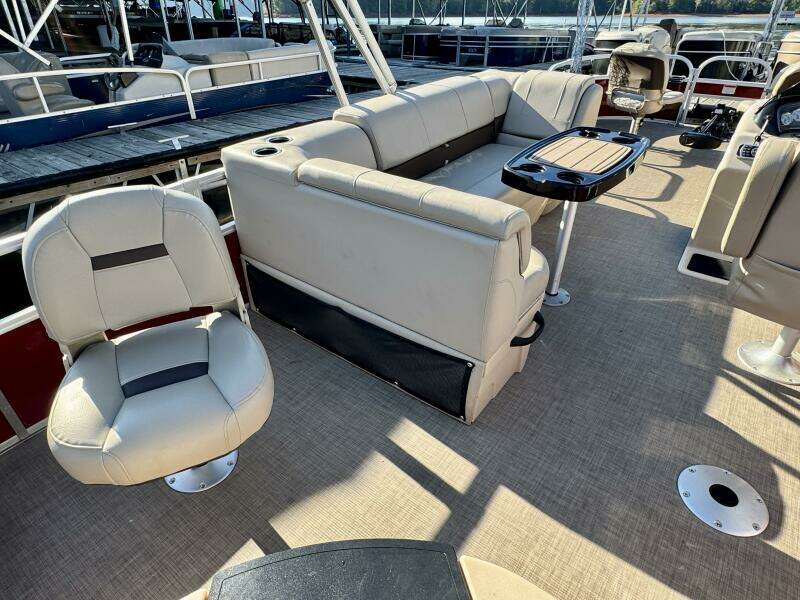 2019 Sun Tracker Fishin' Barge 20DLX