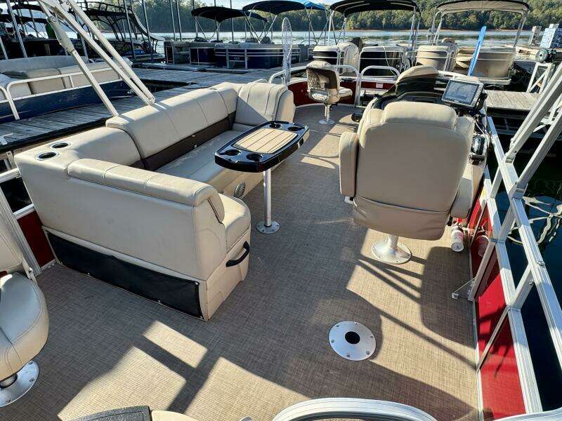 2019 Sun Tracker Fishin' Barge 20DLX