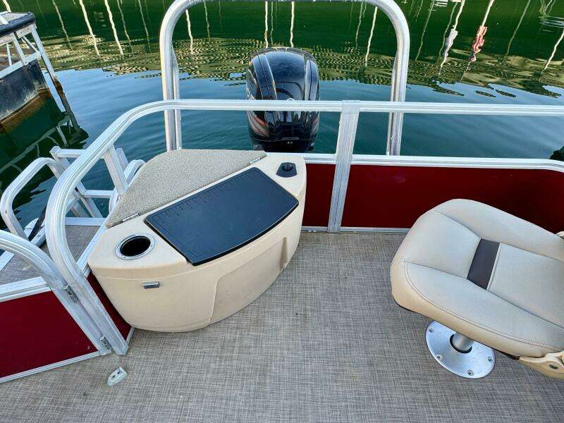 2019 Sun Tracker Fishin' Barge 20DLX