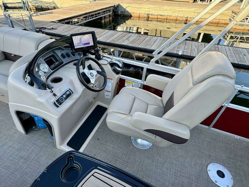 2019 Sun Tracker Fishin' Barge 20DLX