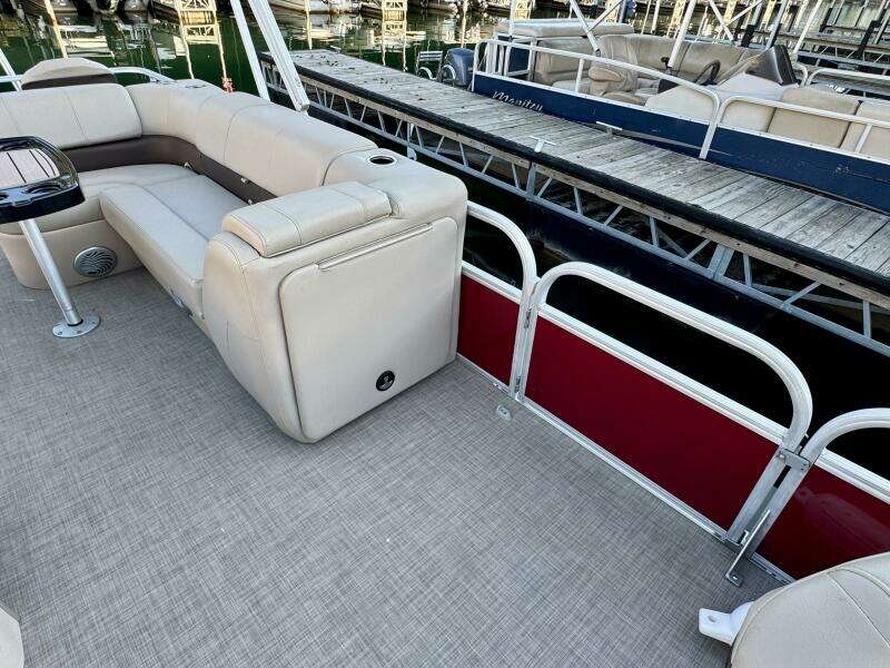 2019 Sun Tracker Fishin' Barge 20DLX