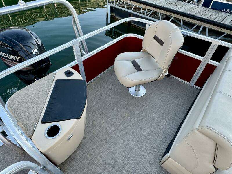 2019 Sun Tracker Fishin' Barge 20DLX