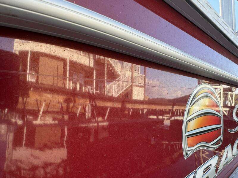 2019 Sun Tracker Fishin' Barge 20DLX