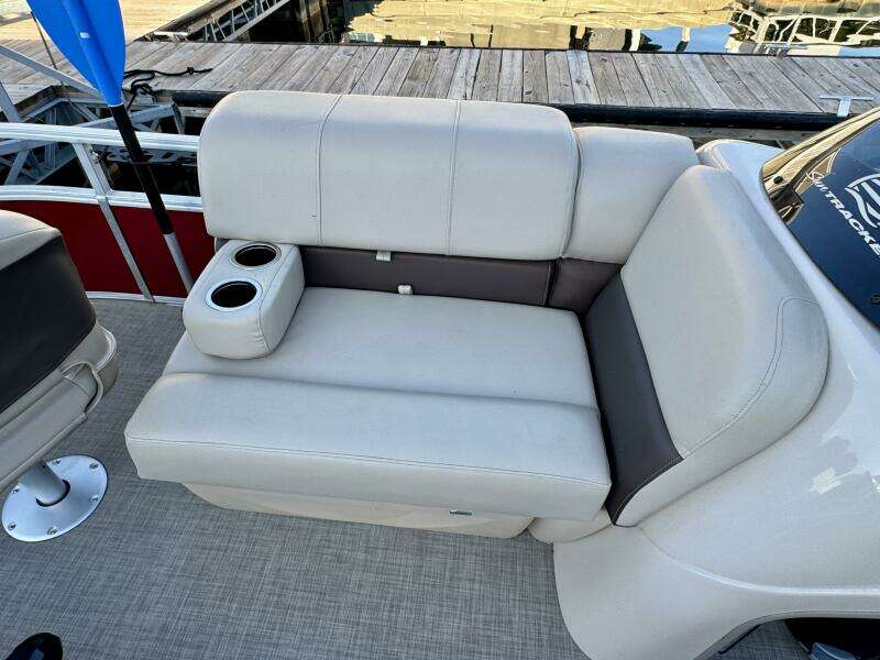 2019 Sun Tracker Fishin' Barge 20DLX