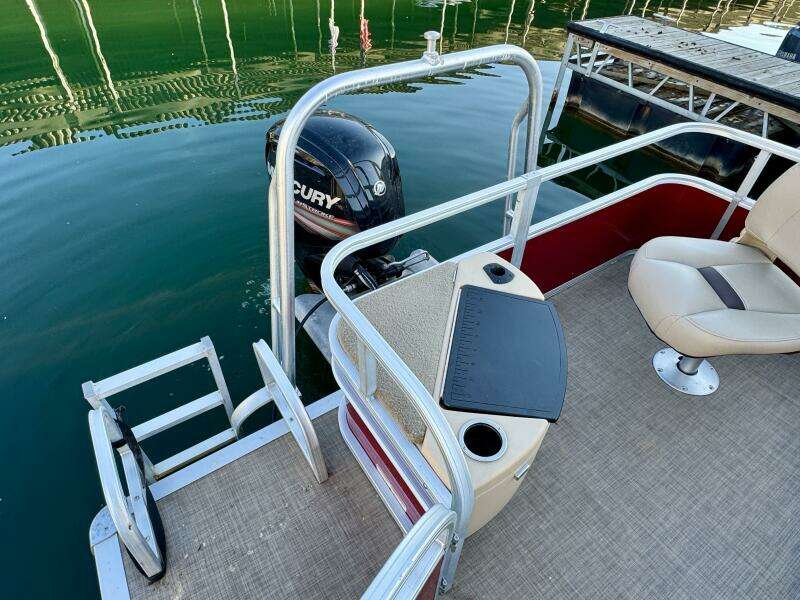 2019 Sun Tracker Fishin' Barge 20DLX