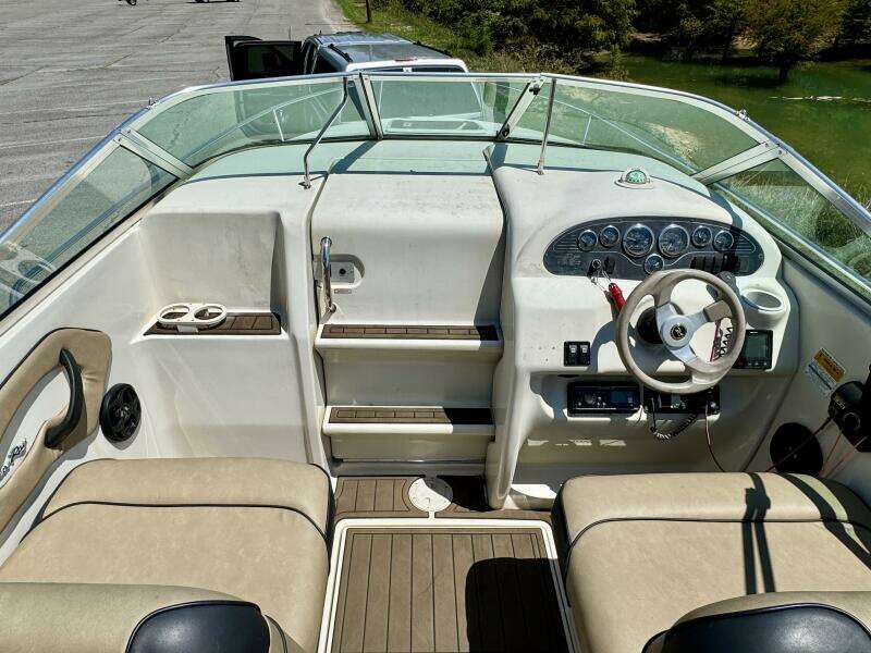 1999 Sea Ray 215 Express Cruiser