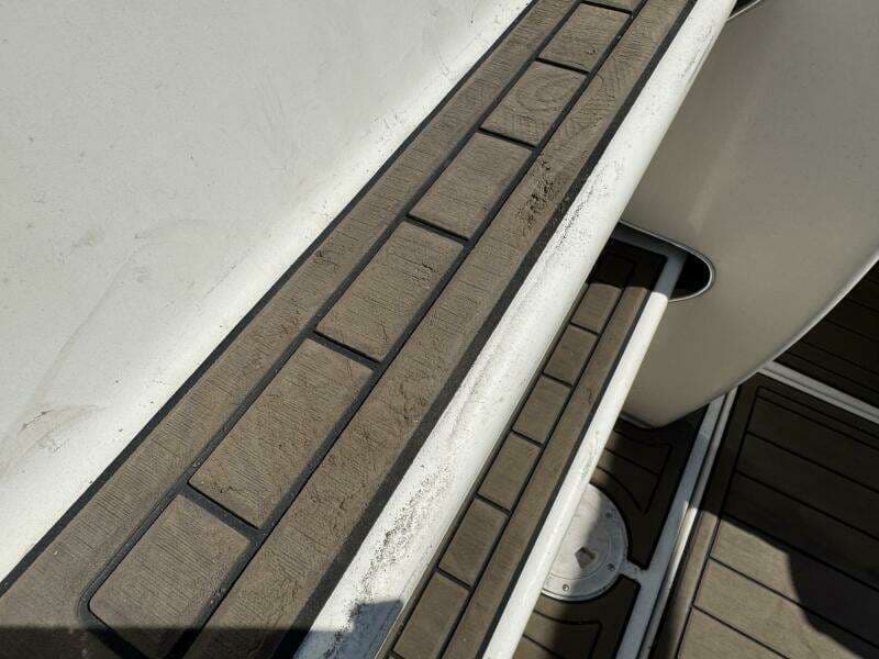 1999 Sea Ray 215 Express Cruiser