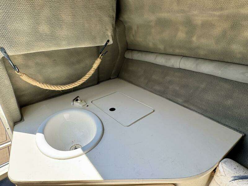 1999 Sea Ray 215 Express Cruiser