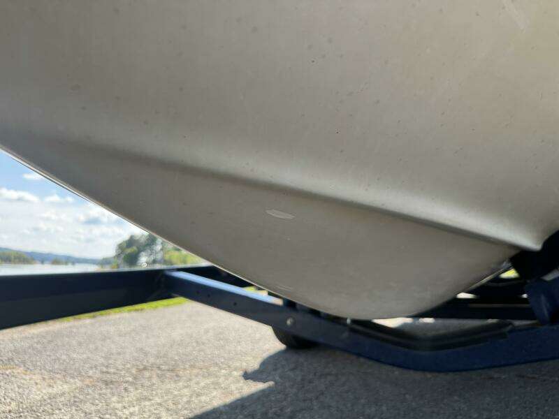 1999 Sea Ray 215 Express Cruiser