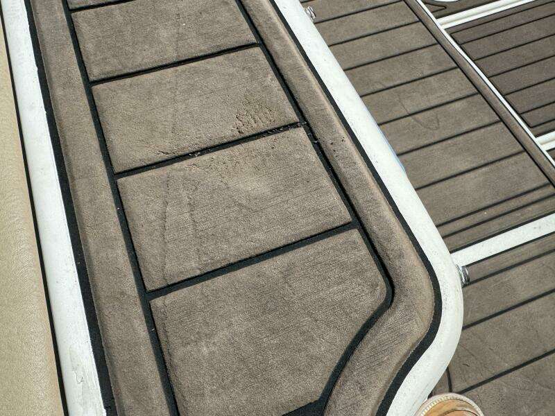 1999 Sea Ray 215 Express Cruiser