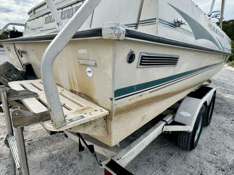 2002 Sun Tracker Party Deck 21