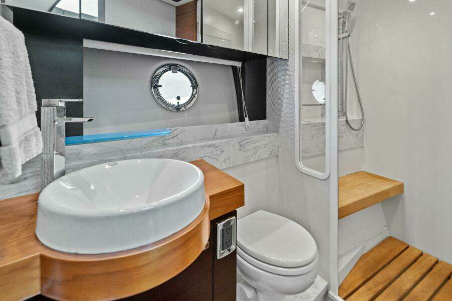 2016 Tiara Yachts 50 Flybridge - Head