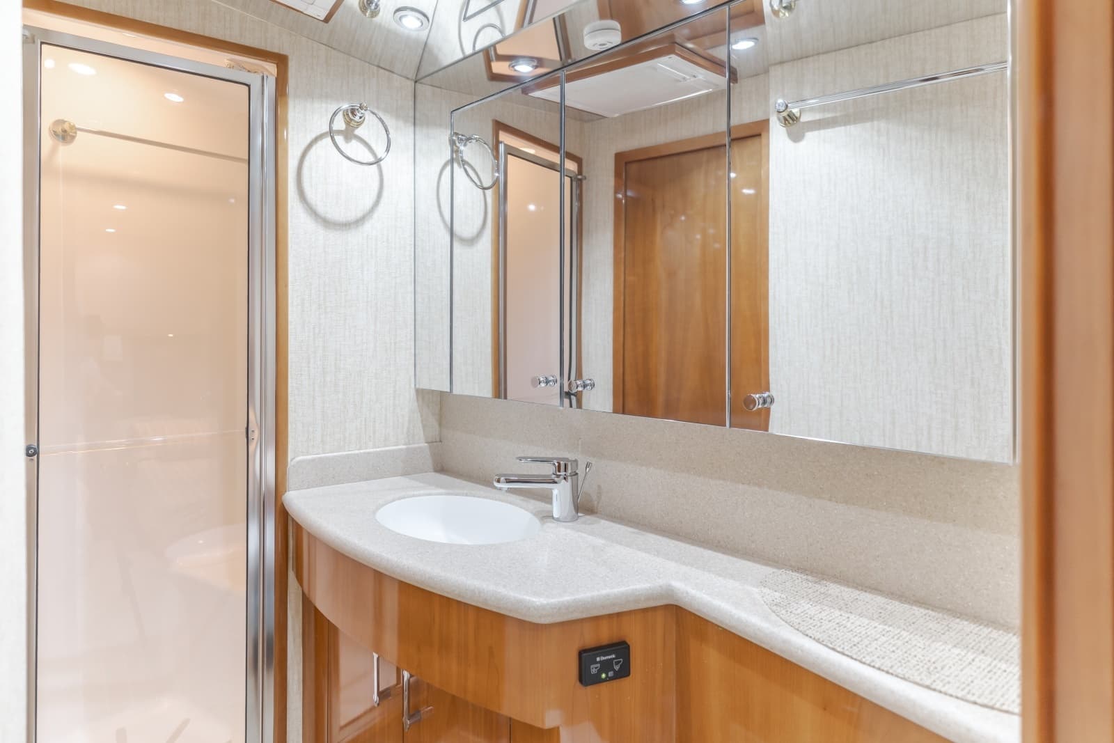 2003 Hatteras 54 Convertible - BRAINWAVE