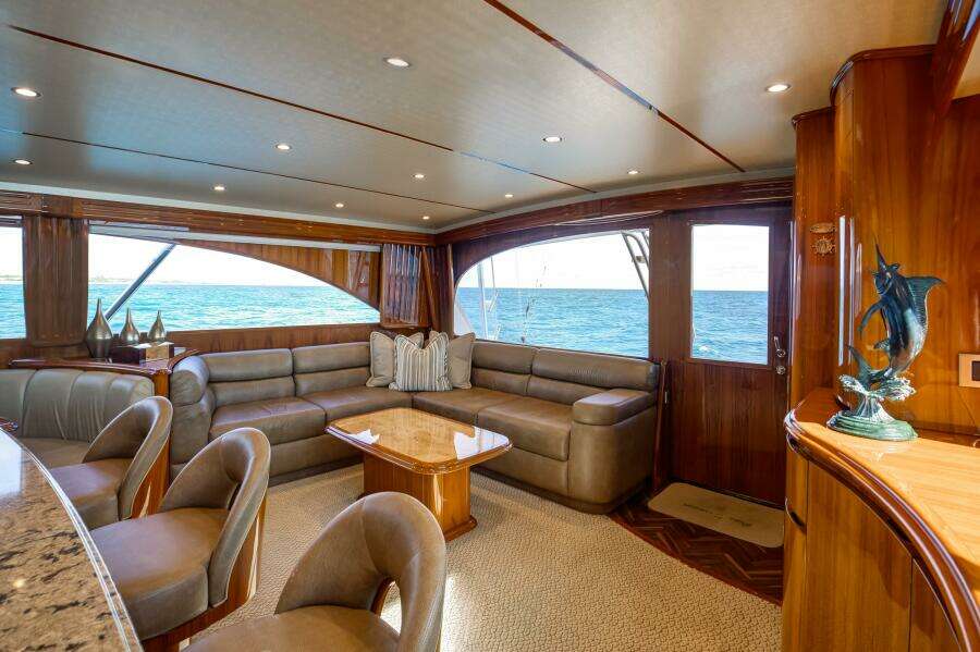Viking 70 Convertible - Salon, Seating and Table