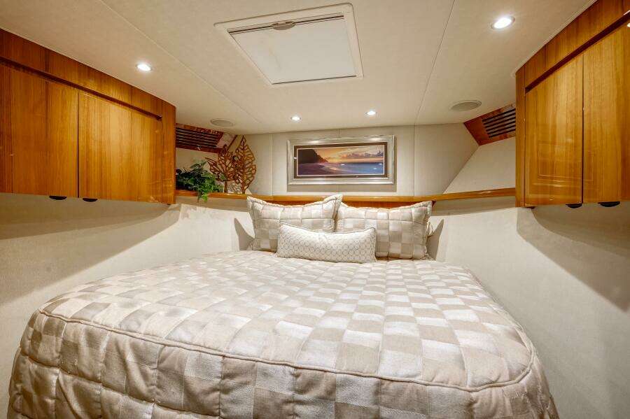 Viking 70 Convertible - Stateroom