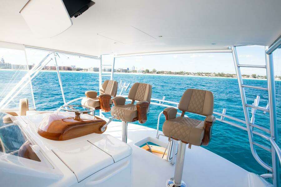 Viking 70 Convertible - Flybridge, Helm Seats
