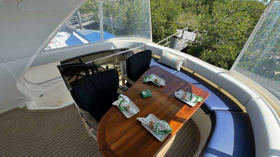 Flybridge Dinette