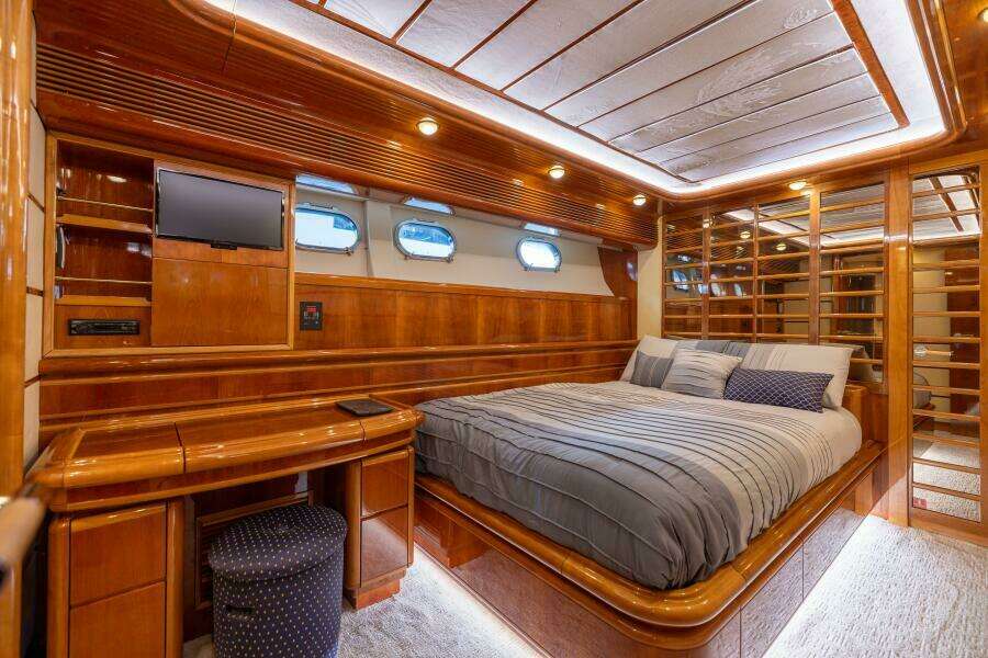 2001 Ferretti 94 Raised Pilothouse - Dreamchaser -Guest Stateroom