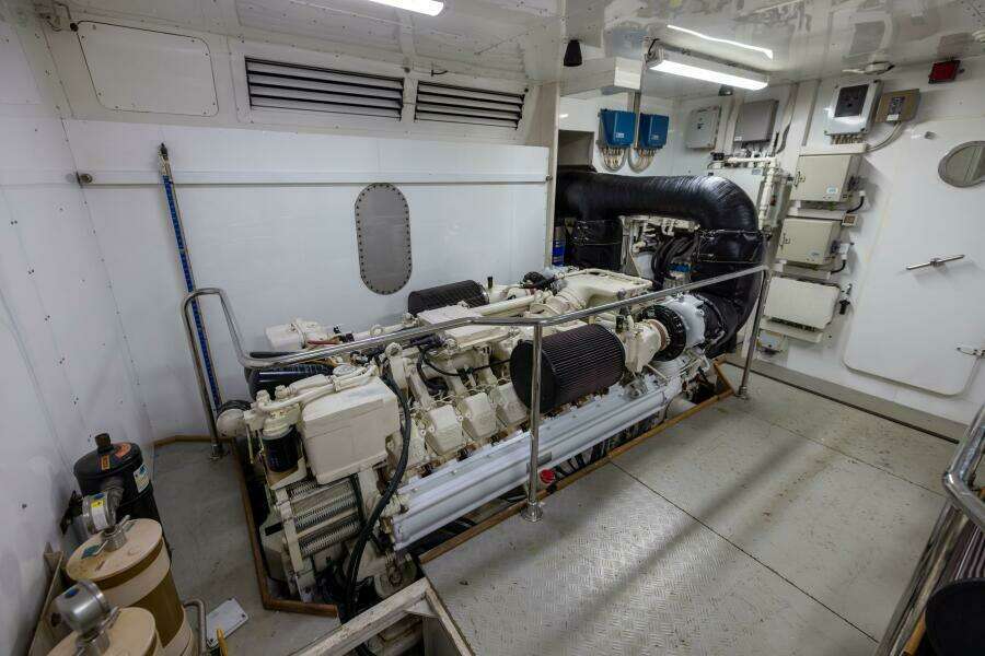 2001 Ferretti 94 Raised Pilothouse - Dreamchaser -Engine Room