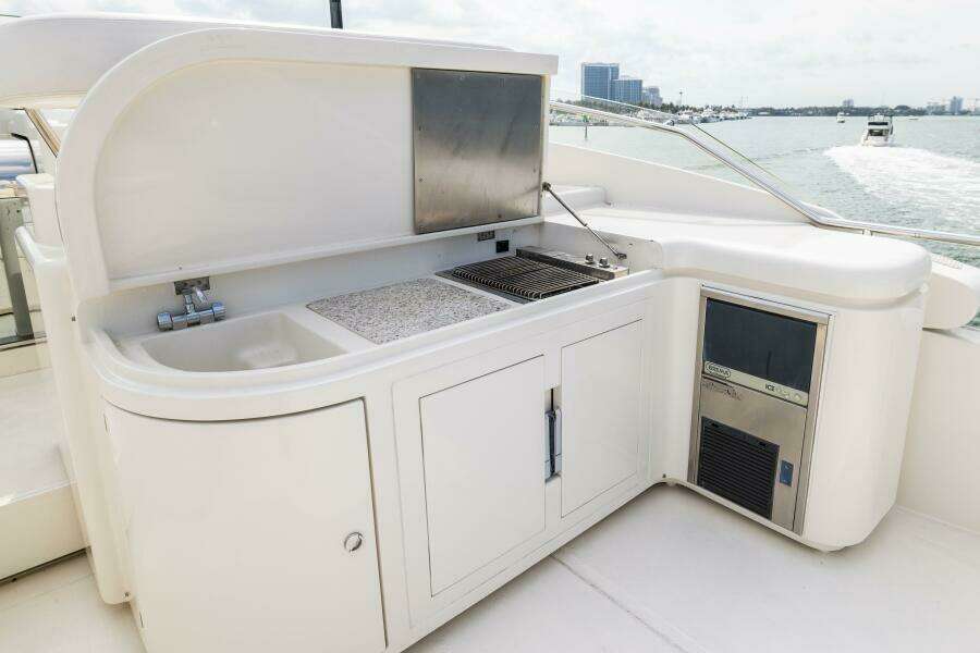 2001 Ferretti 94 Raised Pilothouse - Dreamchaser -Flybridge