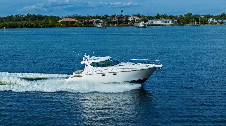 007 Tiara Yachts 4300 Sovran - Profile