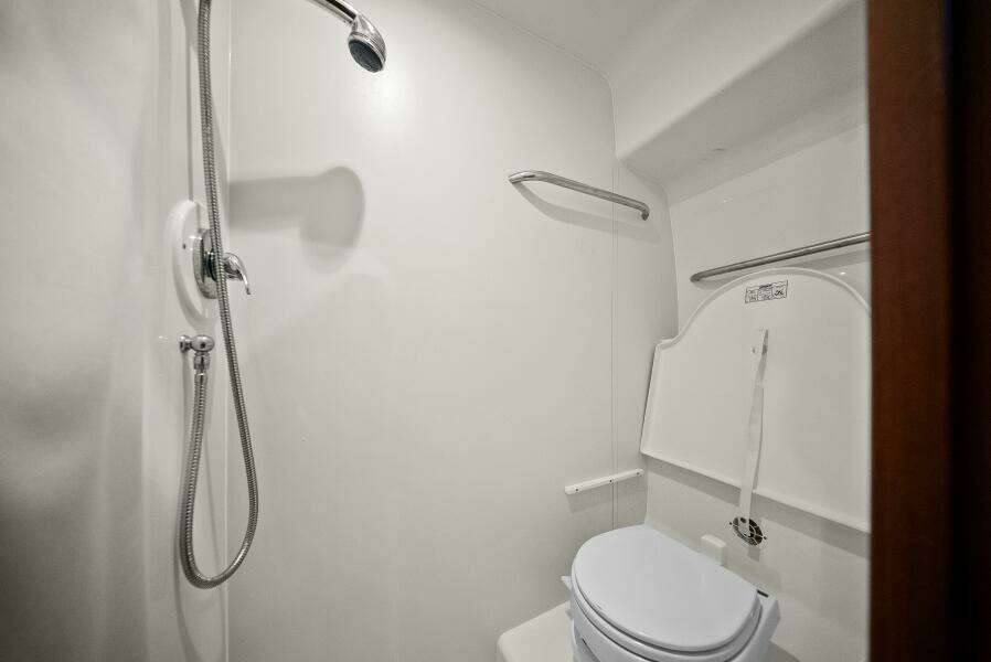 2007 Tiara Yachts 4300 Sovran - Head