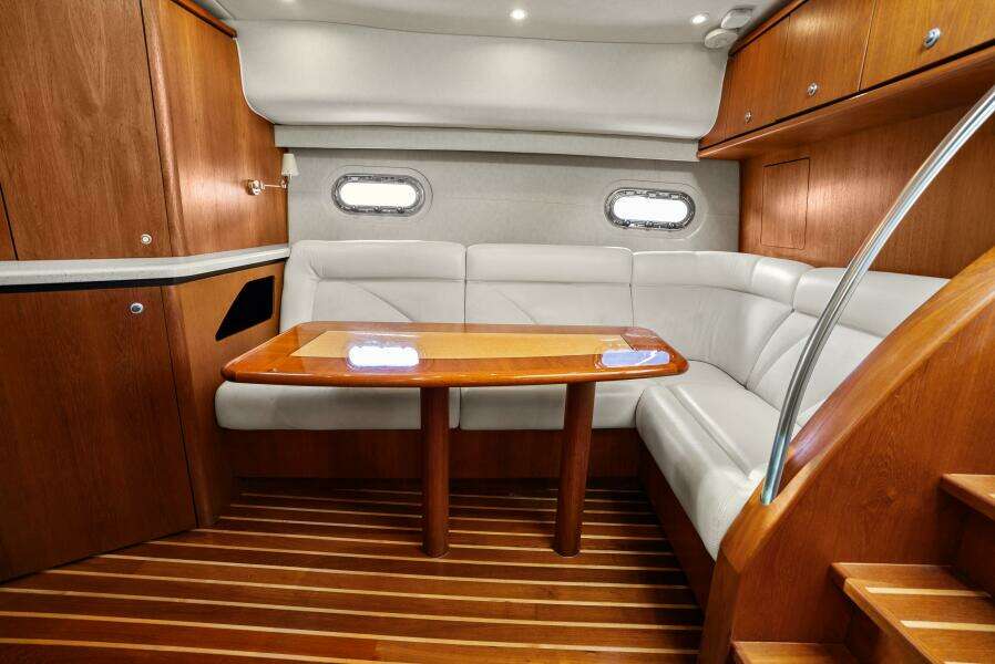 2007 Tiara Yachts 4300 Sovran - Salon