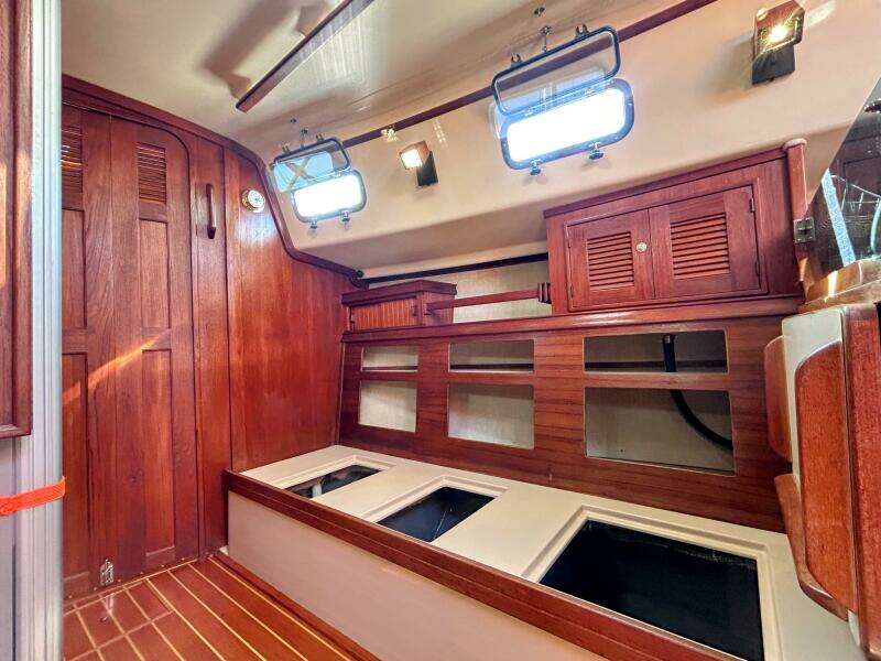 1999 Island Packet 320