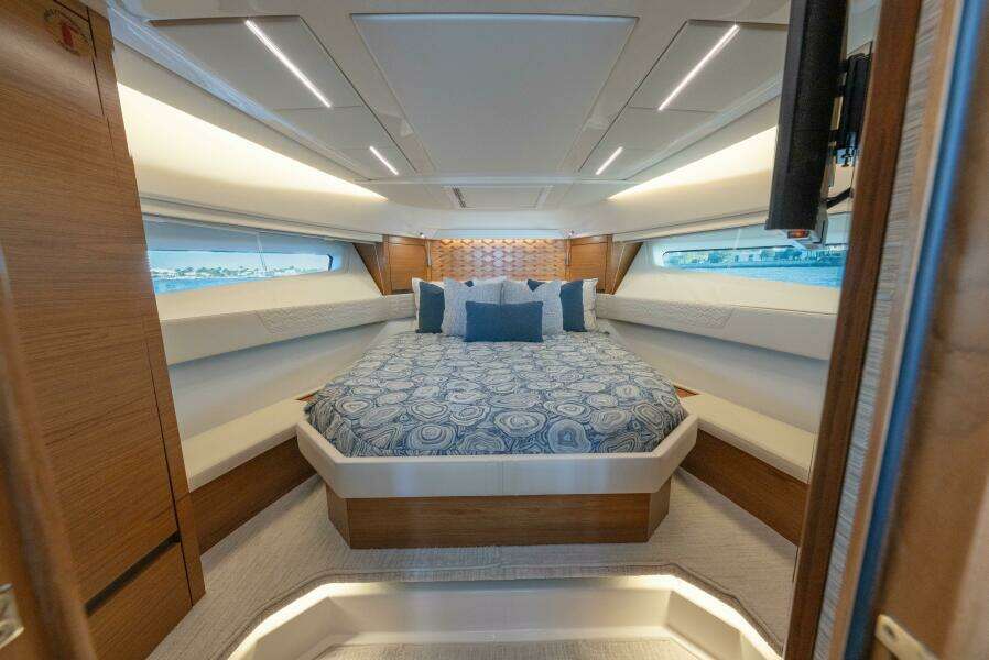 2025 Tiara Yachts 43 LE