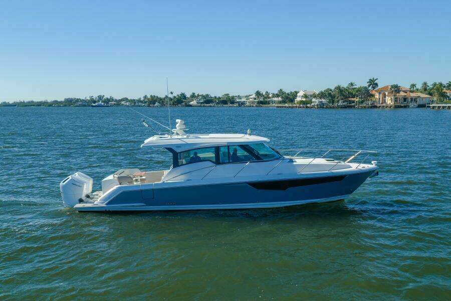 2025 Tiara Yachts 43 LE