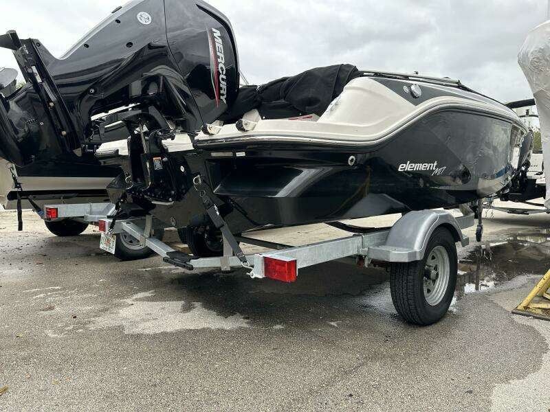 2023 Bayliner M17