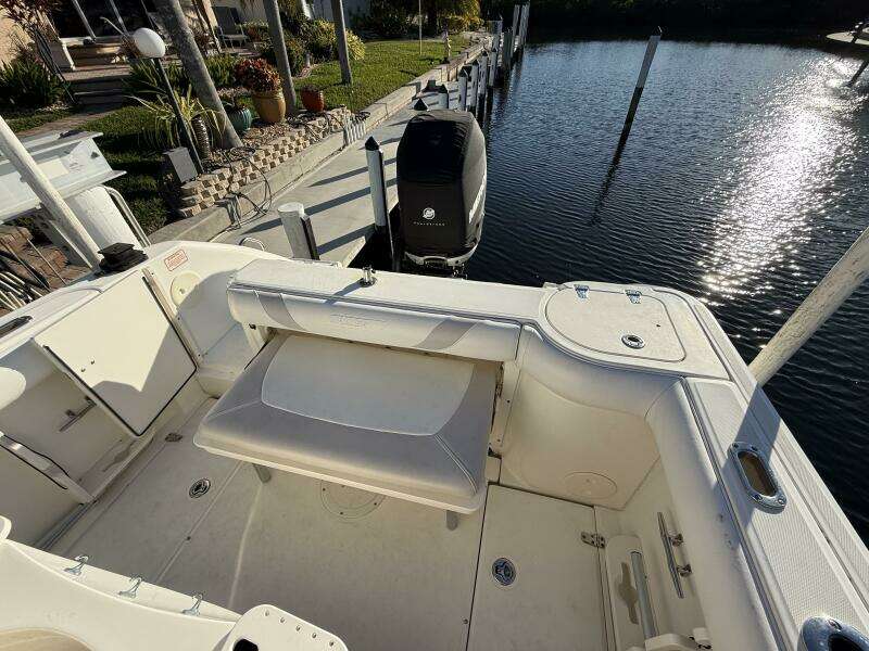 2006 Boston Whaler 240 Outrage