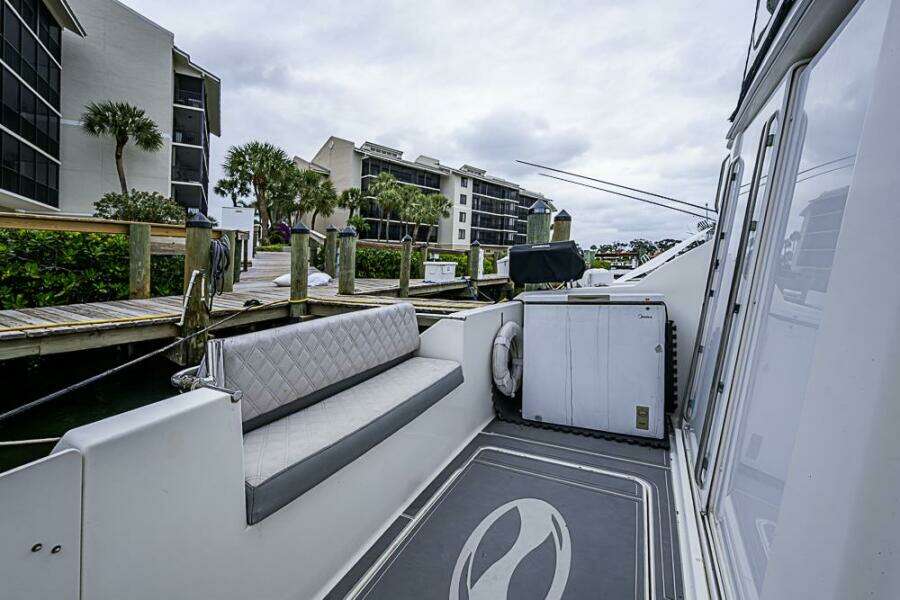 2000 Silverton 442 Cockpit Motoryacht