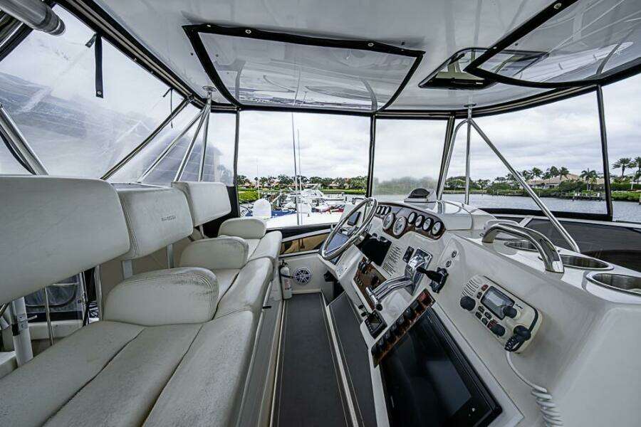 2000 Silverton 442 Cockpit Motoryacht