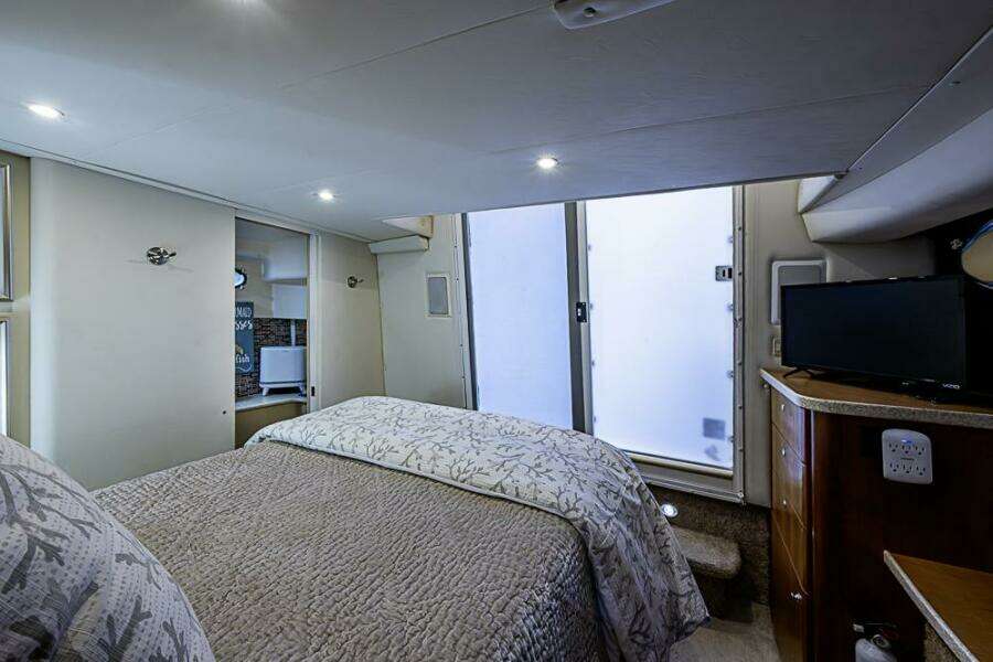 2000 Silverton 442 Cockpit Motoryacht