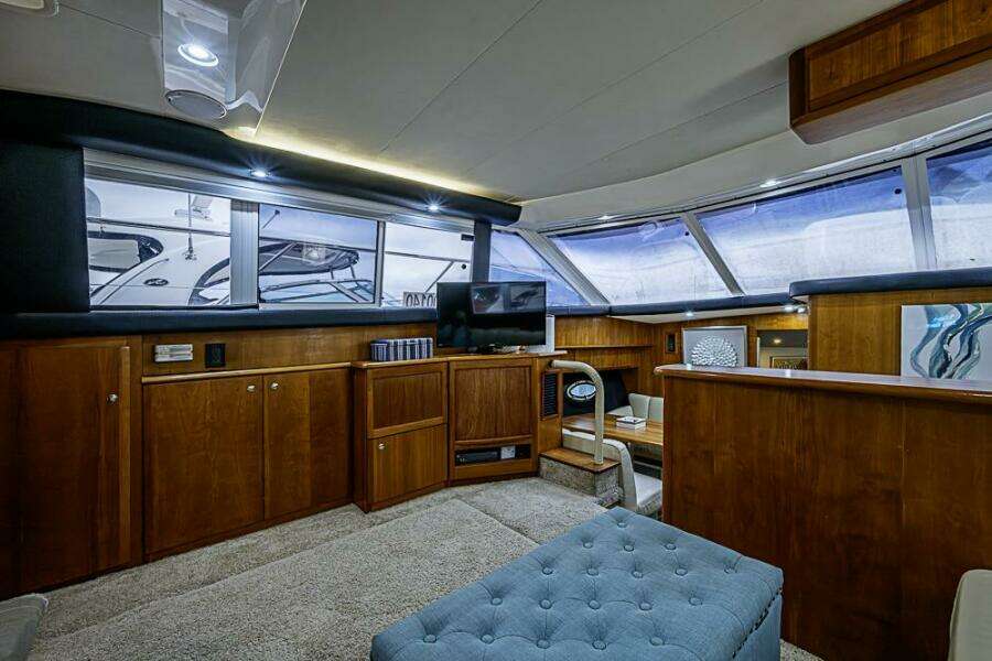 2000 Silverton 442 Cockpit Motoryacht