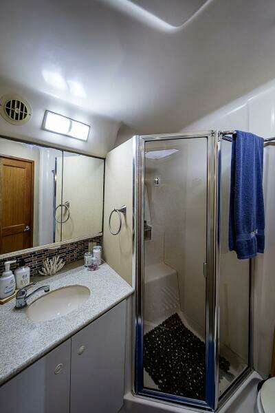 2000 Silverton 442 Cockpit Motoryacht