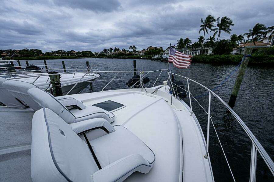 2000 Silverton 442 Cockpit Motoryacht