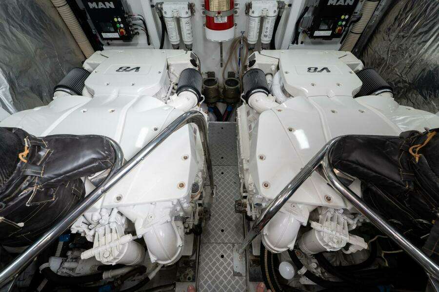 Princess 62 - Regent - Engine Room