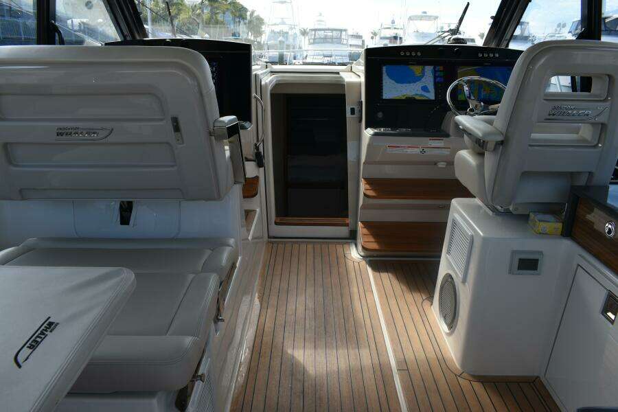 2023 Boston Whaler 405 Conquest