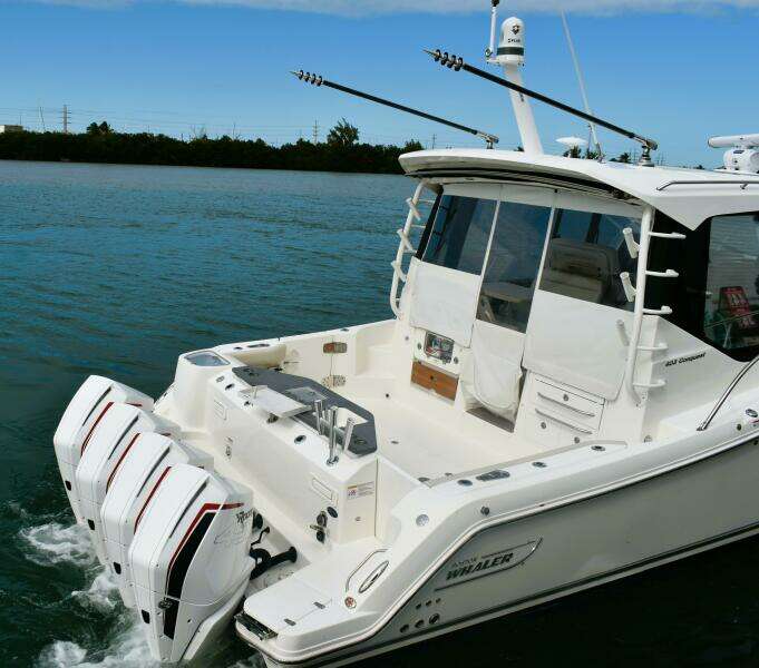 2023 Boston Whaler 405 Conquest