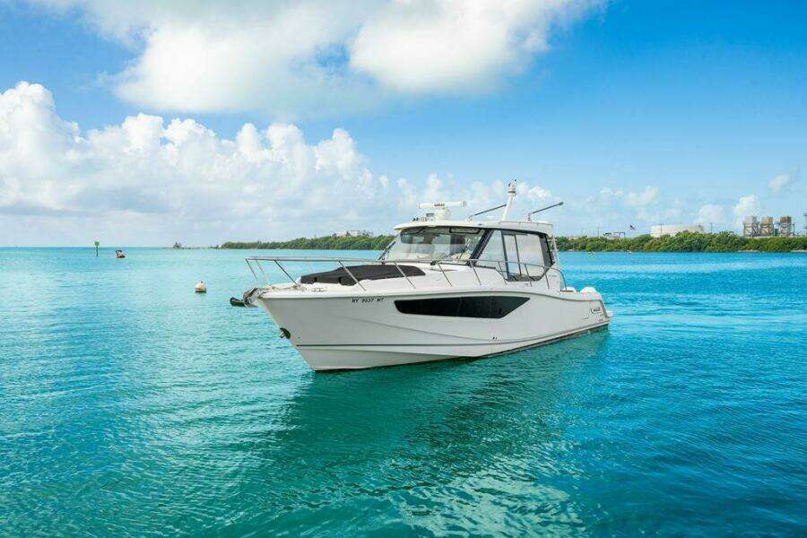 2023 Boston Whaler 405 Conquest