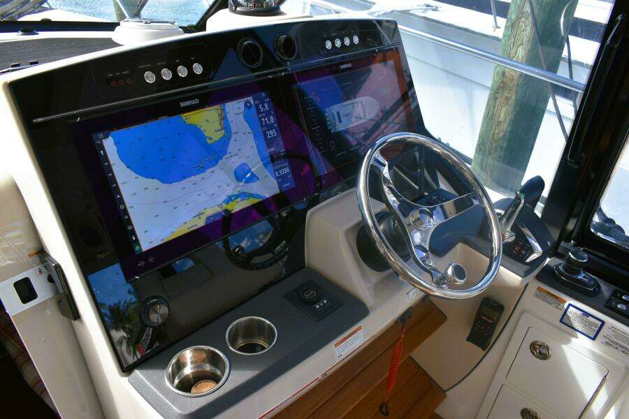 2023 Boston Whaler 405 Conquest