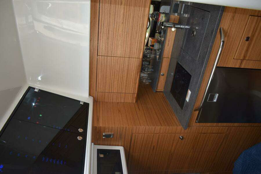 2023 Boston Whaler 405 Conquest