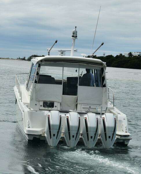 2023 Boston Whaler 405 Conquest