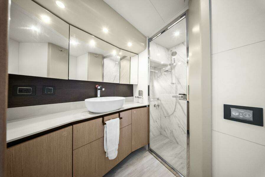 2025 Absolute 48 Navetta - Head