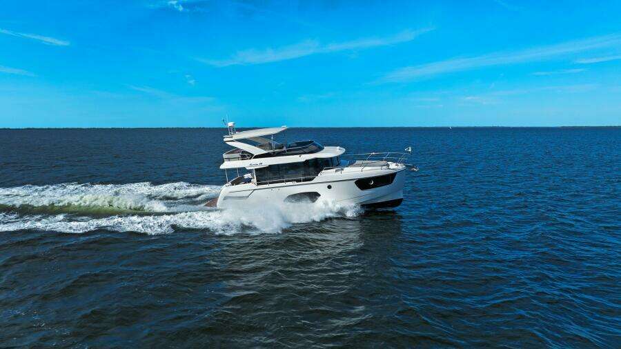 2025 Absolute 48 Navetta - Profile